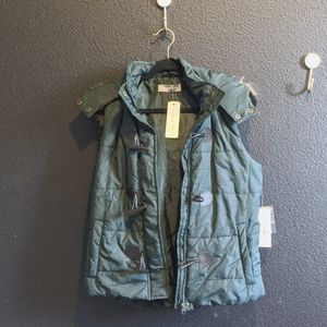 Bagatelle green puffer vest with removable hood